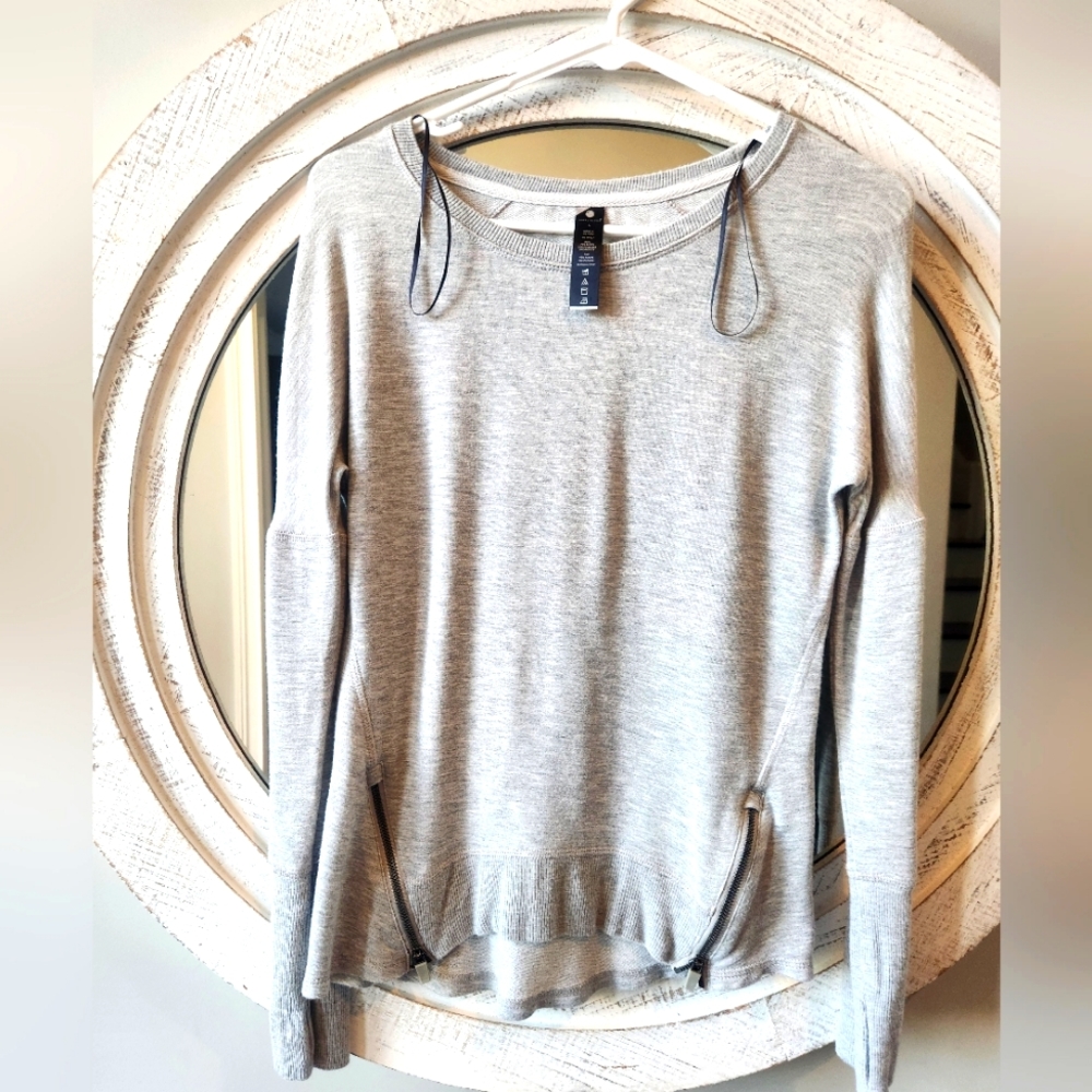 Yogalicious Top with zipper detail and thumb holes
